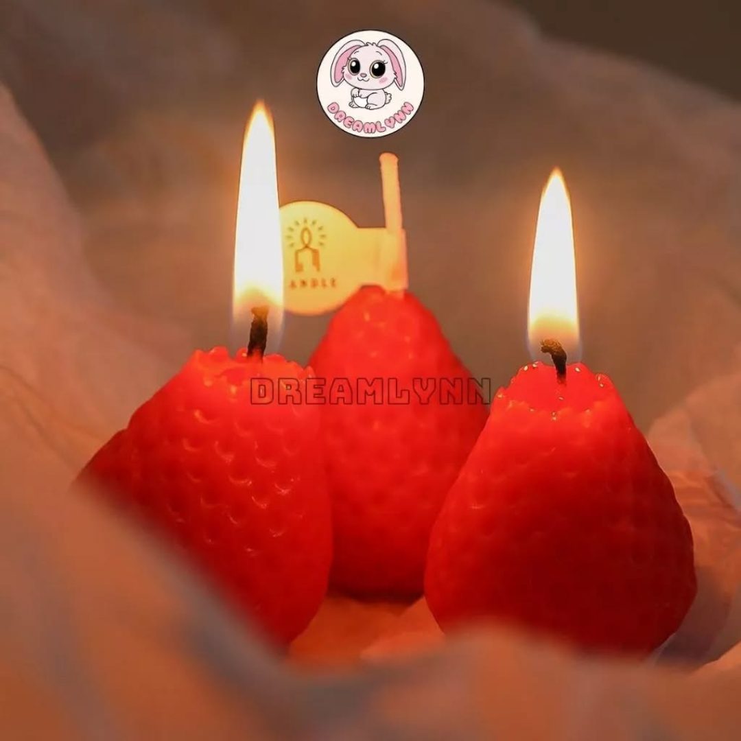 Nến thơm dâu tây đang cháy dùng decor phòng ngủ