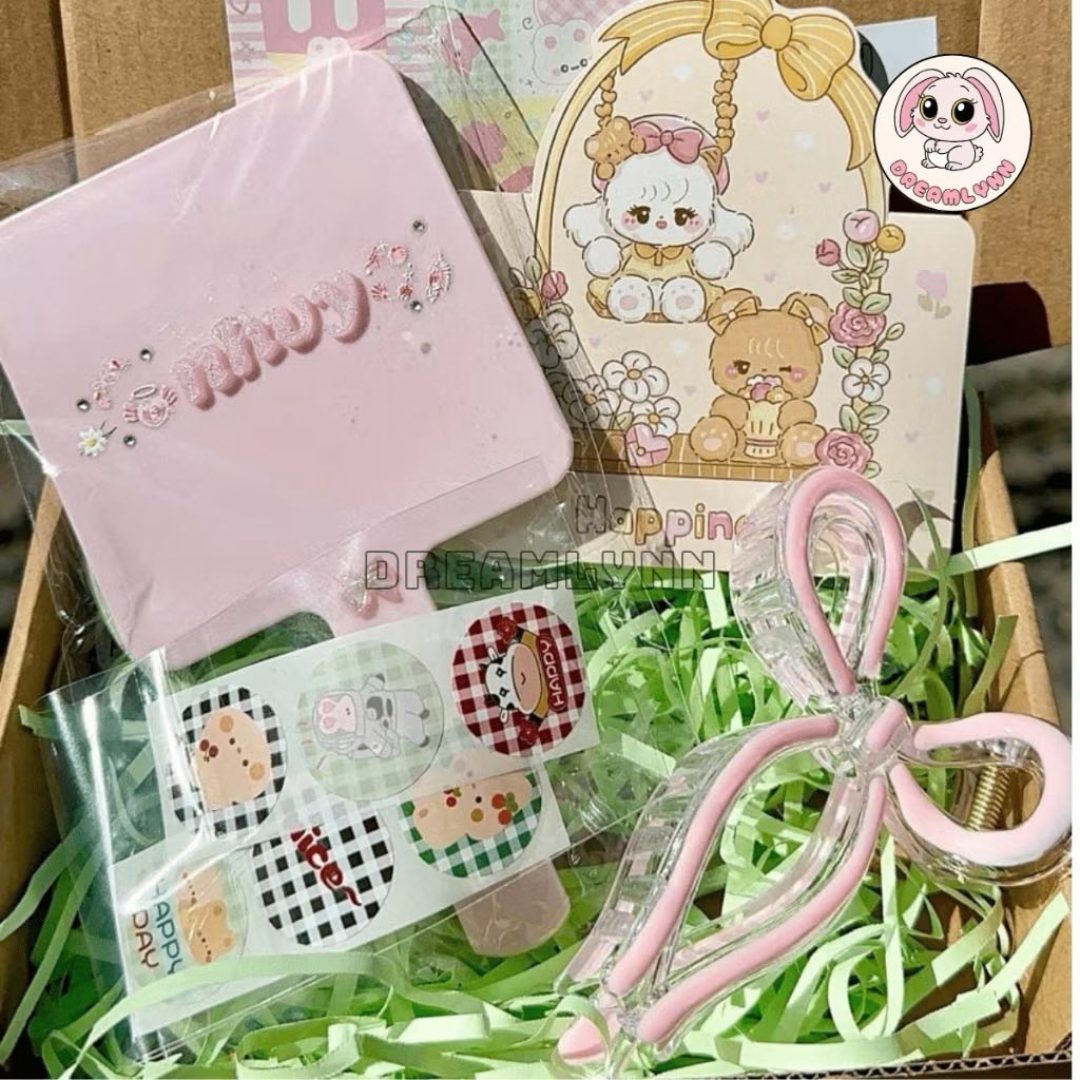 set quà tặng 8/3 theo chủ đề phong cách dễ thương gồm thiệp và phụ kiện